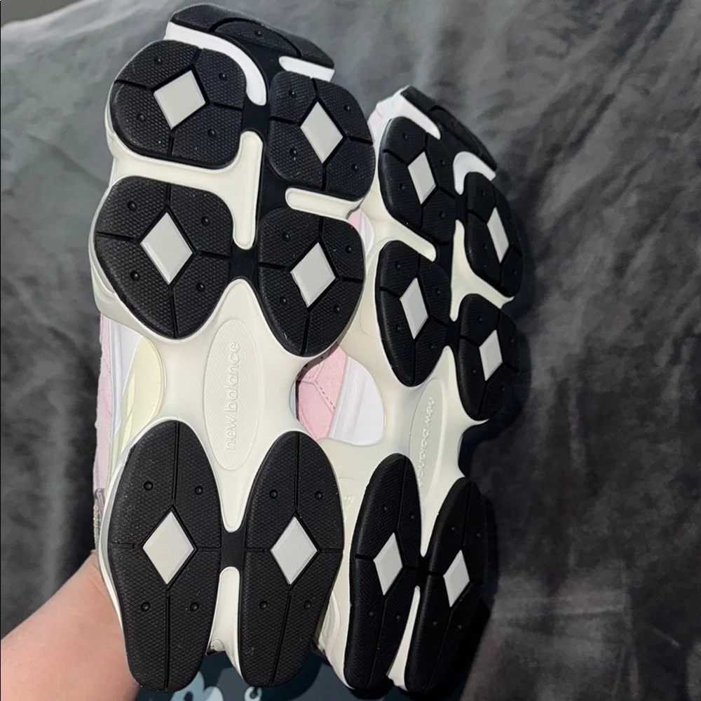 New Balance Pink and White Sneakers Retro-Inspired Design - Picture 4 of 4